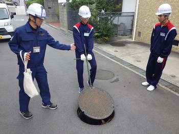 豊中市でのマンホールの調査体験をしているところ