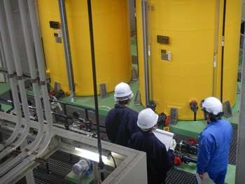 柴原浄水場での機械の点検や記録をしている様子