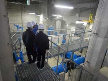 柴原浄水場での機械の点検や記録をしている様子二枚目