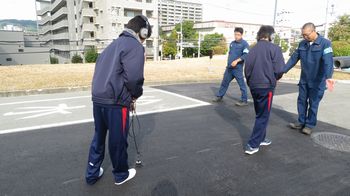 野畑配水場での漏水調査体験の様子