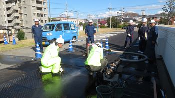 野畑配水場での漏水調査体験の様子2枚目