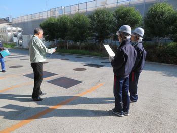 走井給食センターの下水道への流れについて説明を受けているところ