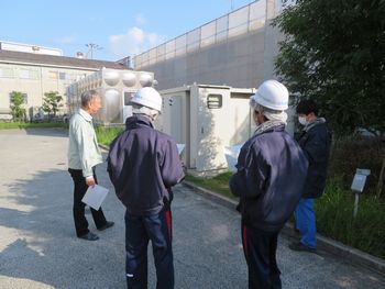 走井給食センターの下水道への流れについて説明を受けているところ2枚目