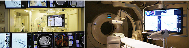 写真：IVR-CT/Angioシステムをコントロール室より見たところ。および使用中の検査室内部。