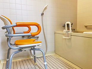 介護用シャワーチェアのある浴室の画像。