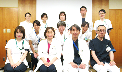 写真は、緩和ケアチームの集合写真。