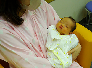 新生児をだっこする写真