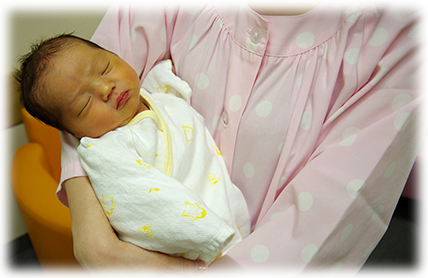 だっこされる新生児