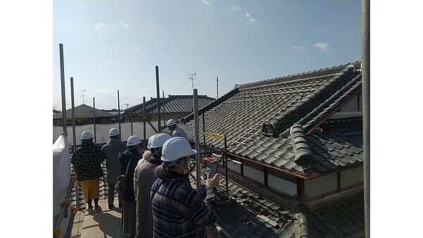 離れ足場から屋根を見ている写真