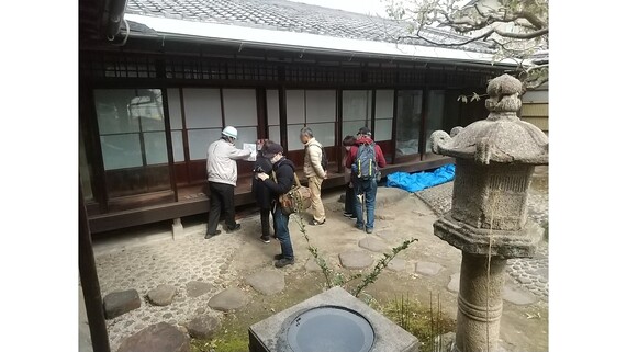 主屋の前庭