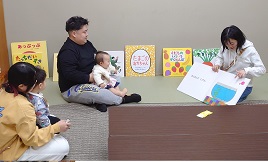 大型絵本の読み聞かせの様子