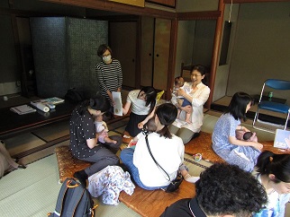 西山氏庭園の離れでの読み聞かせ交流会の様子