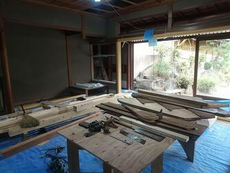 離れ屋内での修理の様子