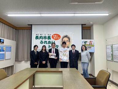 12月13日ふれあいトークの市長と高校生達の記念写真です