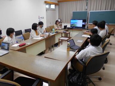 中間報告会の様子