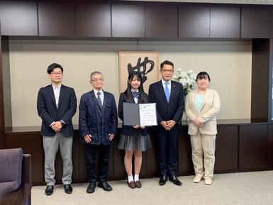 記念撮影（中央：稲中瑞希さん・右から2番目：市長）