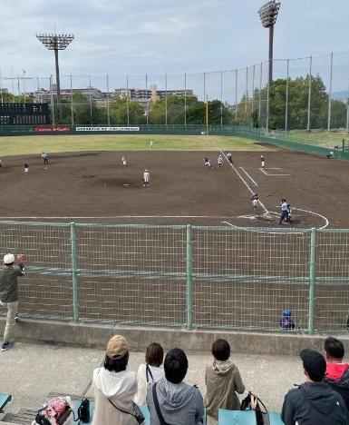 野球の試合を観戦する様子