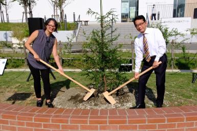 両市長による植樹式の写真