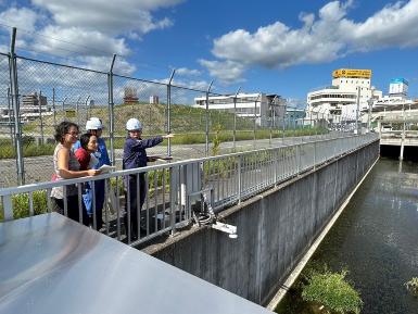 雨水貯留施設の説明を受ける様子