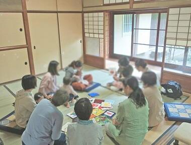 参加者が読み聞かせをしている様子。