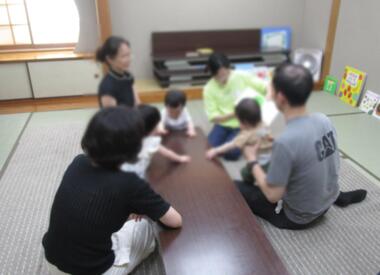 参加者が読み聞かせをしている様子。