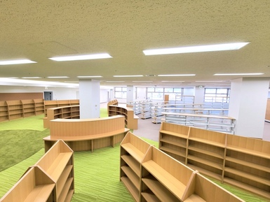 リニューアルした蛍池図書館の写真