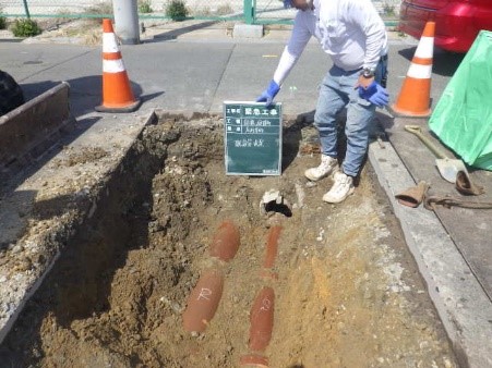 掘削による空洞状況の確認の様子