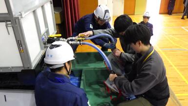 組立式タンクからの応急給水体験