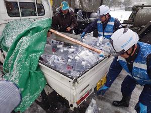 給水袋を配布