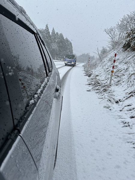 雪道を走る支援車と給水タンク車