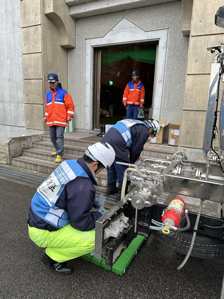 給水タンク車と支援職員