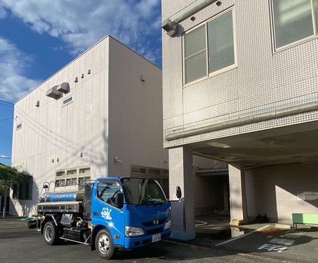 病院に横付けする給水車