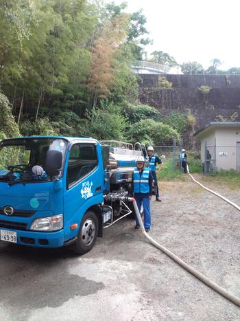 給水タンク車に補給中
