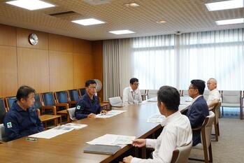 熱心に聞き入る市長