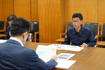 活動を市長に報告