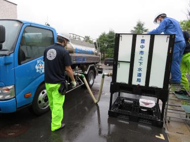 給水タンク車から仮設タンクへ補水