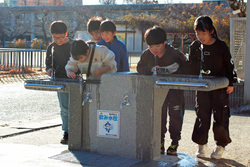 児童が飲用している様子の写真