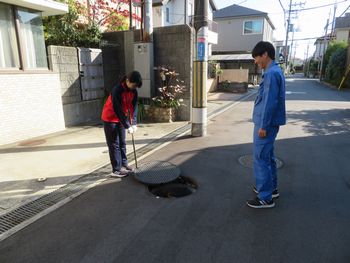 マンホールの蓋を開けているところ