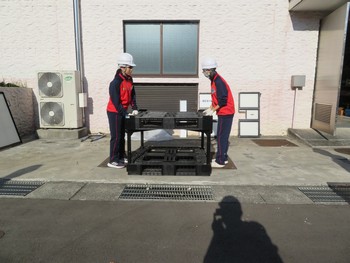 仮設タンクを二人で組み立ている