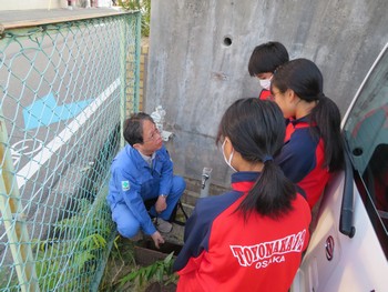 水道メーターのマンホール開けているところ