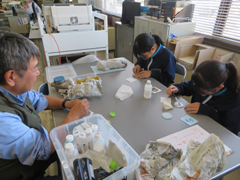 ガラスデコパージュ作品制作中