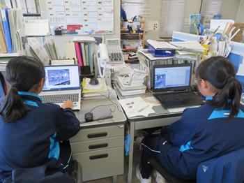 ホームページに掲載する写真を選ぶ様子