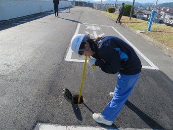 水道管の音を聞いている様子