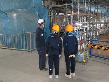 説明を聞いている様子