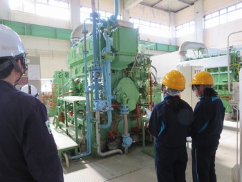 雨水ポンプを見ている様子