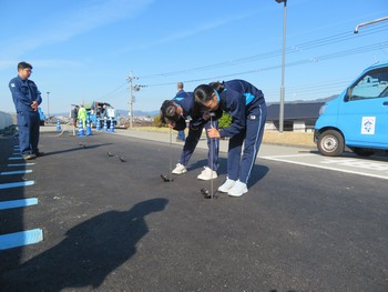 水漏れしているのがどこか探している様子