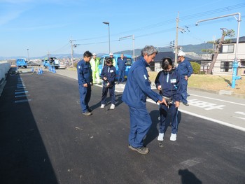 音のなっているところを探している様子