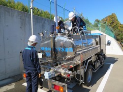 給水タンク車に水を入れている所の写真