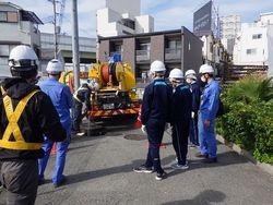 マンホールのなかの洗浄を見学してる様子