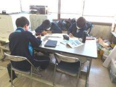 体験記を執筆中の様子